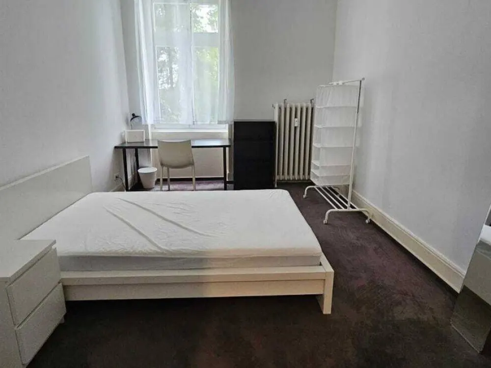HOLZHAUSENVIERTEL: "Laufnähe Goethe Uni & School of Finance" 1 Möbliertes Zimmer in 4er WG!
