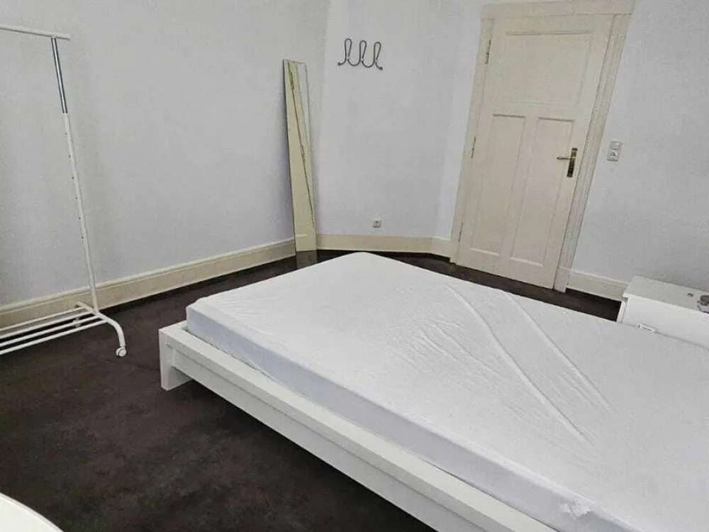 HOLZHAUSENVIERTEL: "Laufnähe Goethe Uni & School of Finance" 1 Möbliertes Zimmer in 4er WG!
