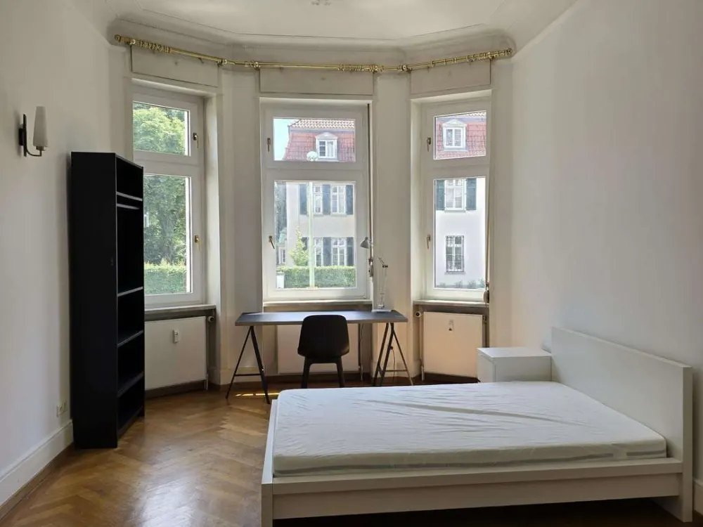 HOLZHAUSENVIERTEL: "Laufnähe Goethe Uni & School of Finance" 1 Möbliertes Zimmer in 4er WG!