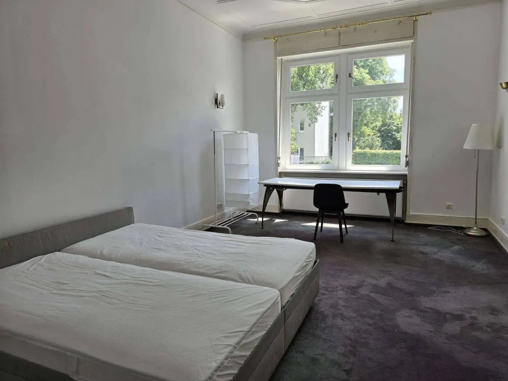 HOLZHAUSENVIERTEL: "Laufnähe Goethe Uni & School of Finance" 1 Möbliertes Zimmer in 4er WG!