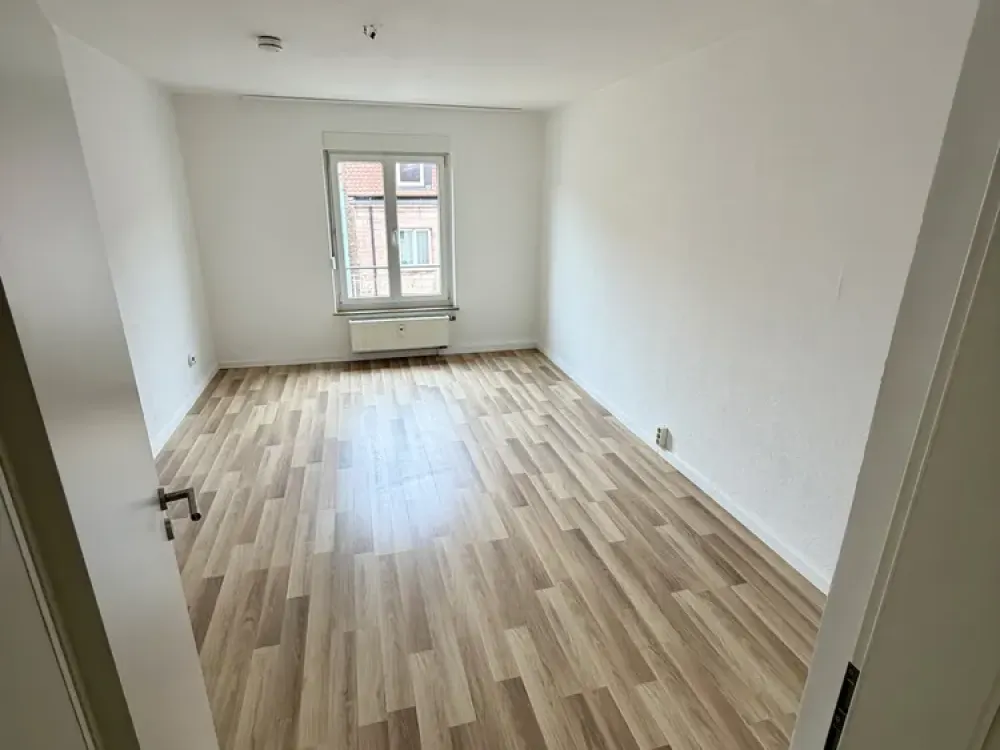 Renovated 2-Room Apartment (52 m²) with Fitted Kitchen in Central Location of Nürnberg