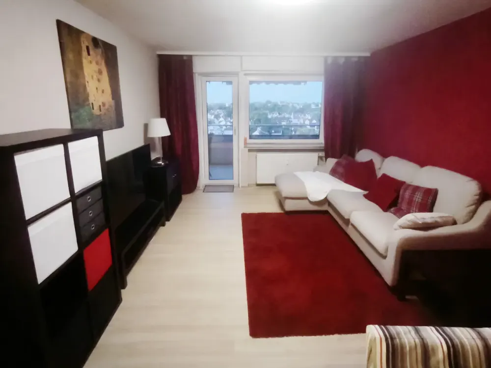 Geschmackvoll vollmöblierte Wohnung mit Skyline-Blick