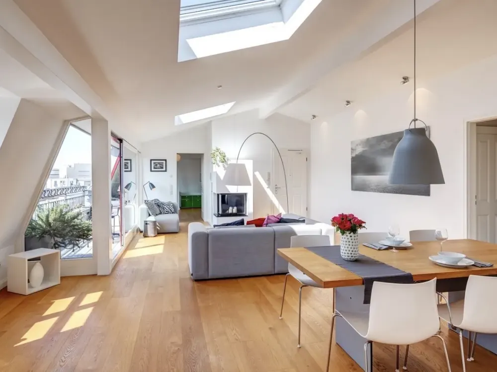 Moderne, lichtdurchflutete Dachgeschosswohnung mit Alpenblick, Balkon und Kamin in Thalkirchen