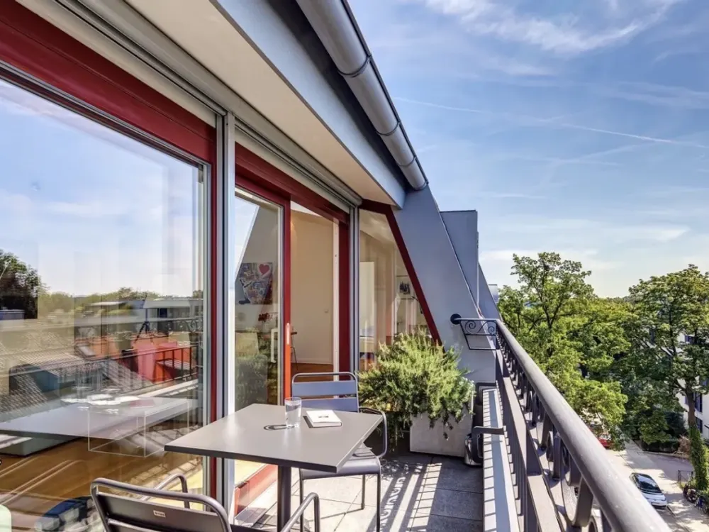 Moderne, lichtdurchflutete Dachgeschosswohnung mit Alpenblick, Balkon und Kamin in Thalkirchen