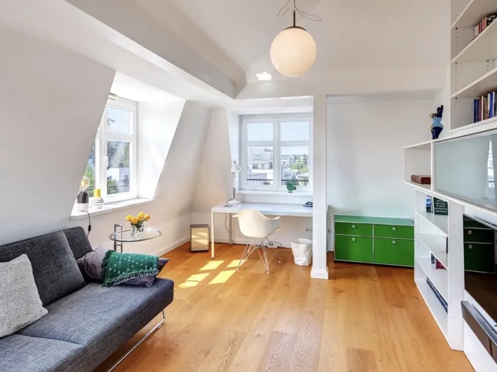 Moderne, lichtdurchflutete Dachgeschosswohnung mit Alpenblick, Balkon und Kamin in Thalkirchen