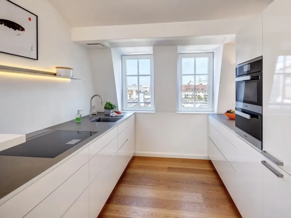 Moderne, lichtdurchflutete Dachgeschosswohnung mit Alpenblick, Balkon und Kamin in Thalkirchen