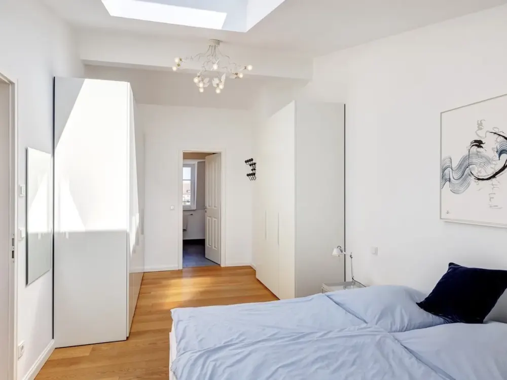 Moderne, lichtdurchflutete Dachgeschosswohnung mit Alpenblick, Balkon und Kamin in Thalkirchen