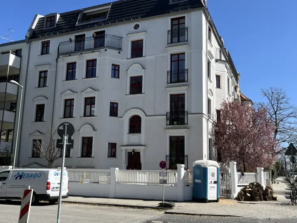 Moderne, lichtdurchflutete Dachgeschosswohnung mit Alpenblick, Balkon und Kamin in Thalkirchen
