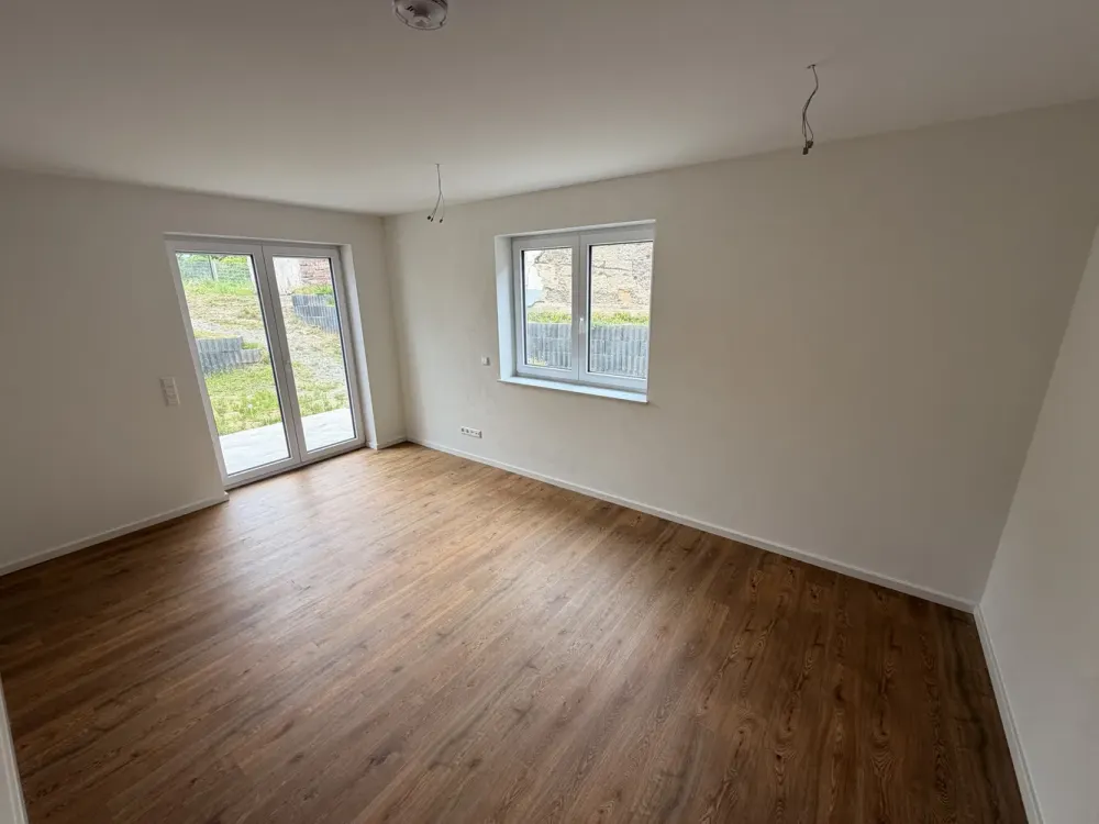 *NEUBAU - ERSTBEZUG* Erdgeschosswohnung, 2 Zimmer, 2 Terrassen und großer Garten