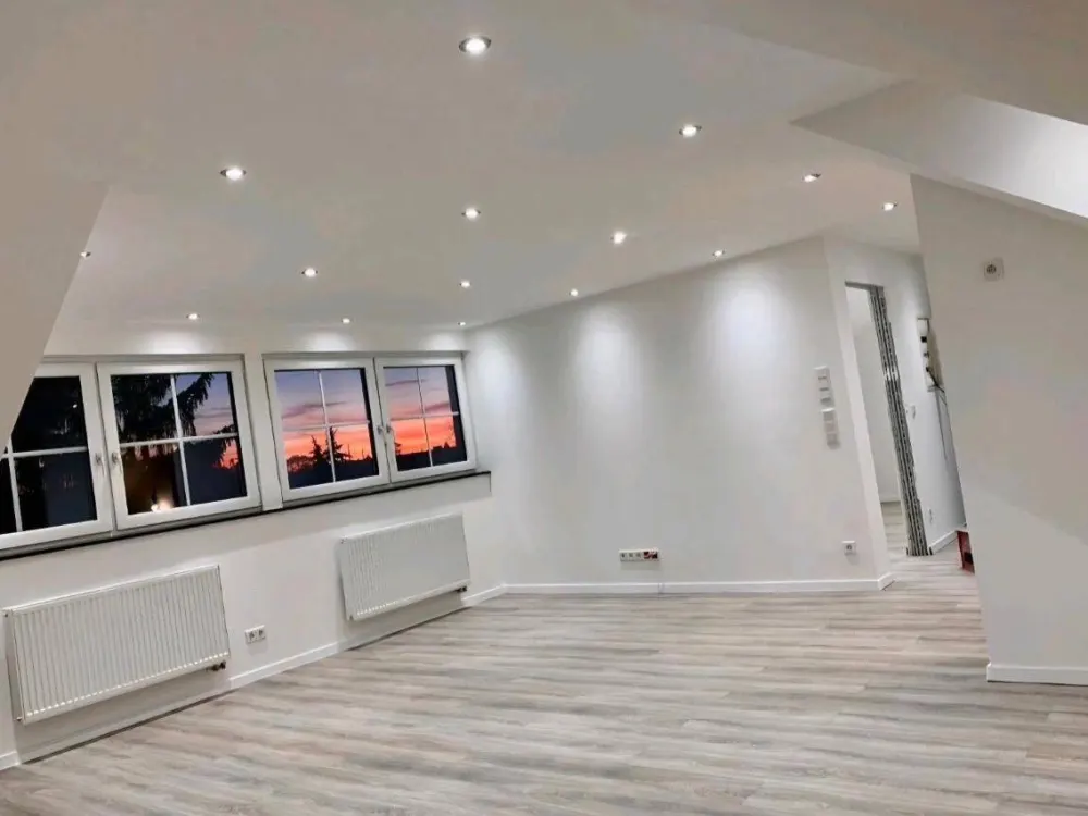Moderne Lichtdurchflutete 2 Zimmer Dachgeschosswohnung !!!