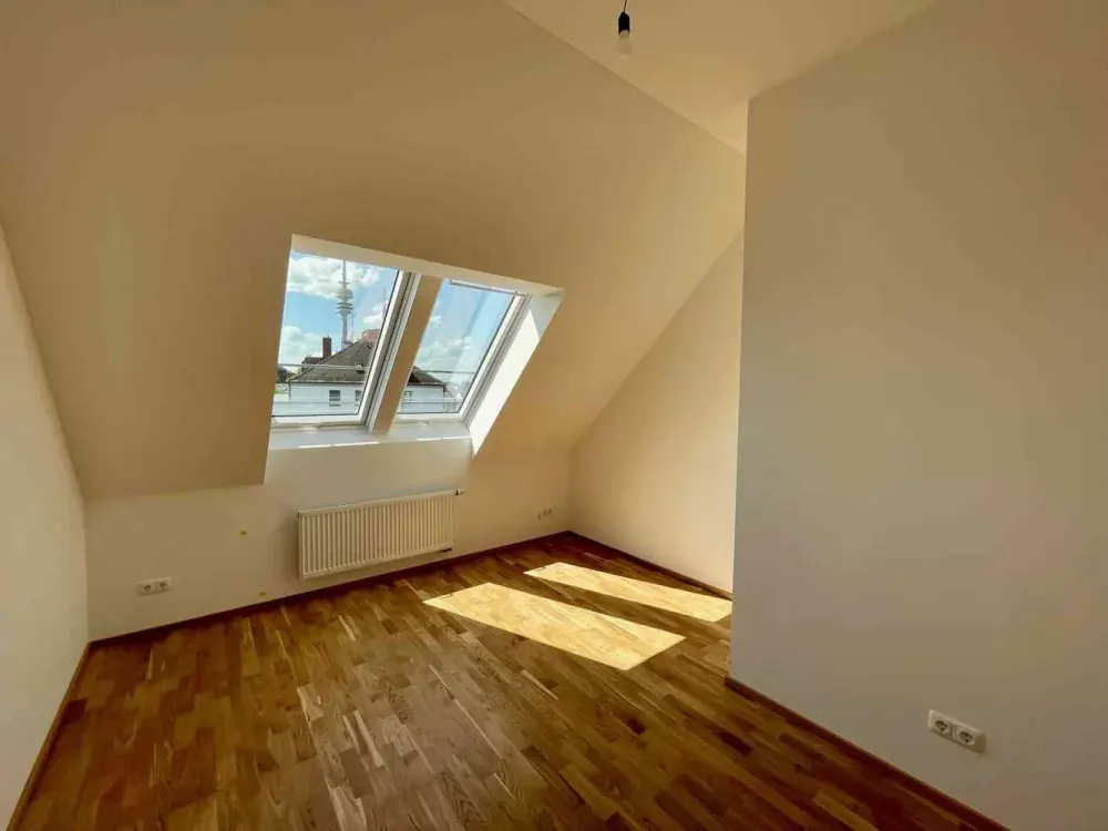 Wohntraum im Dachgeschoss: 4,5 Zimmer, Galerie und ein toller Blick auf den Olympiaturm!