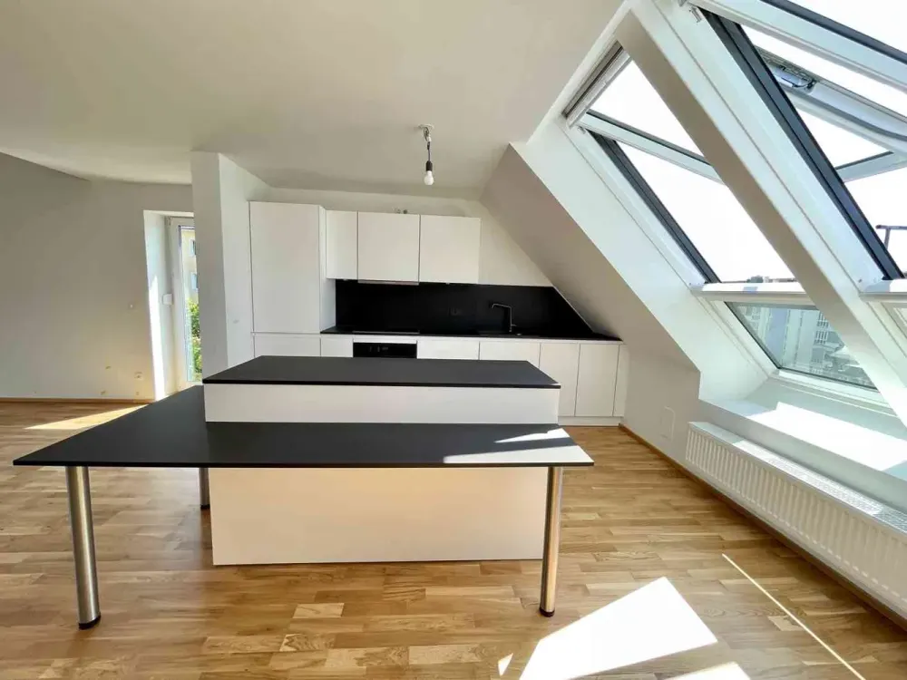 Wohntraum im Dachgeschoss: 4,5 Zimmer, Galerie und ein toller Blick auf den Olympiaturm!