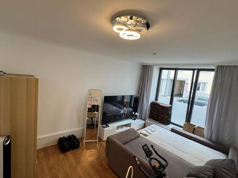 Riesiges WG-Zimmer (30m2) mitten im Zentrum -650 € monatlich 100% All-inklusive (Rundfunkbeitrag, strom, internet)