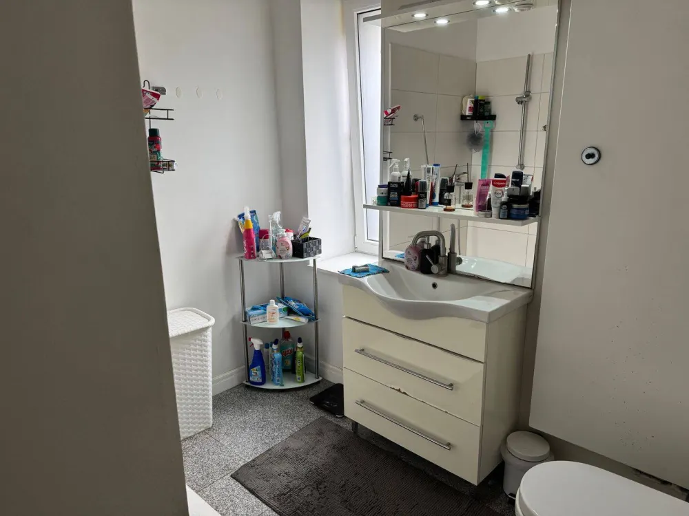 Riesiges WG-Zimmer (30m2) mitten im Zentrum -650 € monatlich 100% All-inklusive (Rundfunkbeitrag, strom, internet)