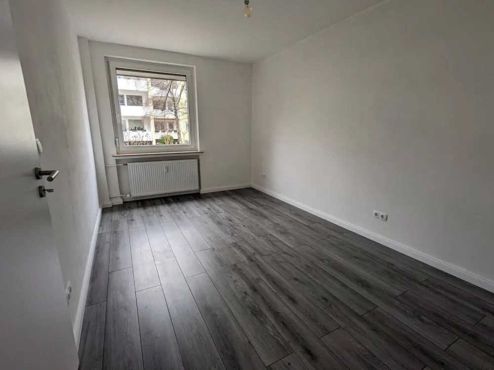 Helle, renovierte 3-Zimmer-Wohnung mit Loggia & Einbauküche