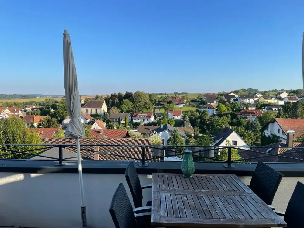 Stilvolle 3-Zimmer-DG-Panorama-Wohnung mit Einbauküche und Balkon in Bruchsal-Helmsheim