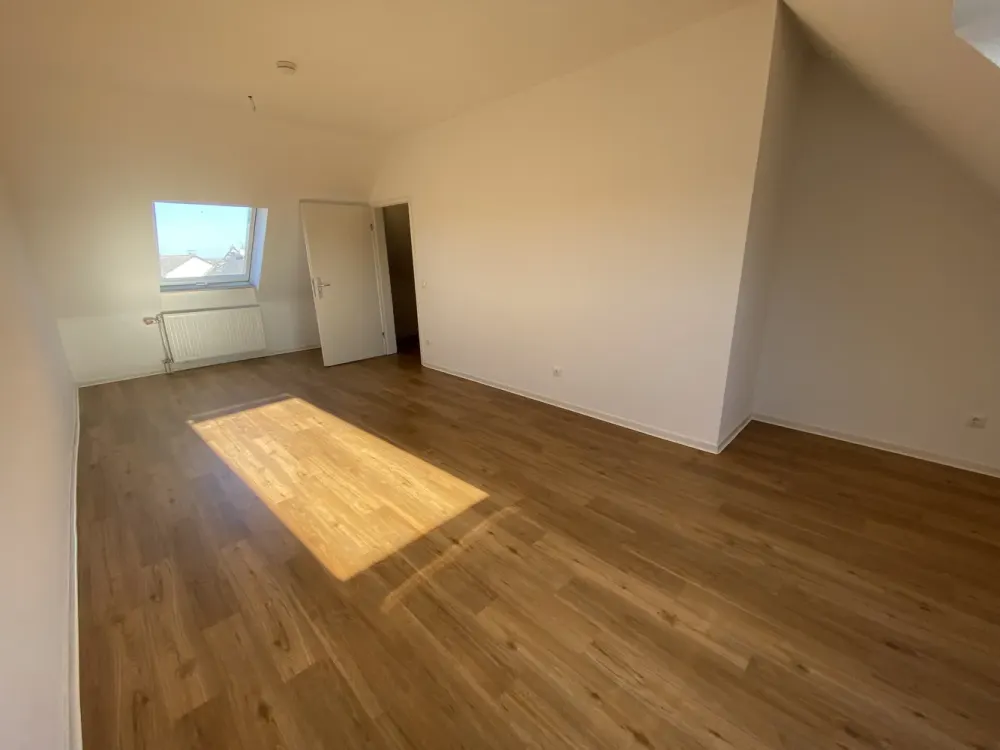 Quiet and Well-Maintained 2-Room Maisonette Apartment with Balcony in Hürth-Kendenich