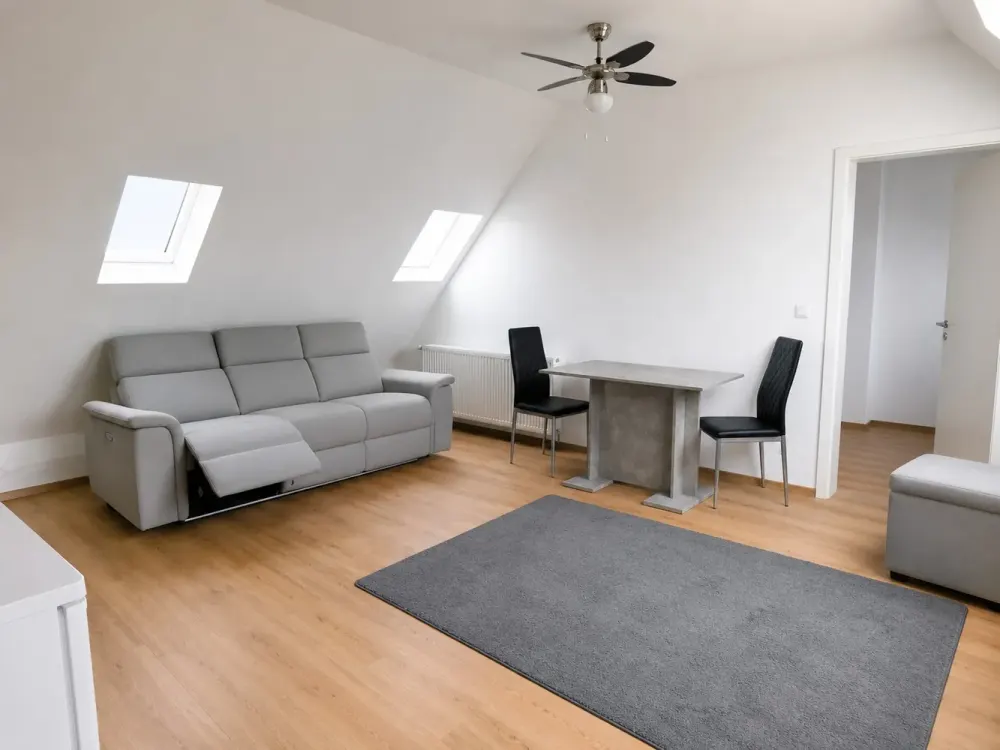 Charmant möblierte Zweizimmerdachgeschosswohnung mit EBK
