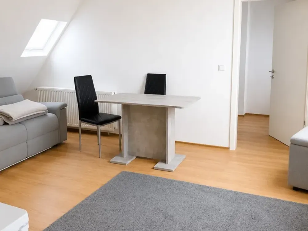 Charmant möblierte Zweizimmerdachgeschosswohnung mit EBK