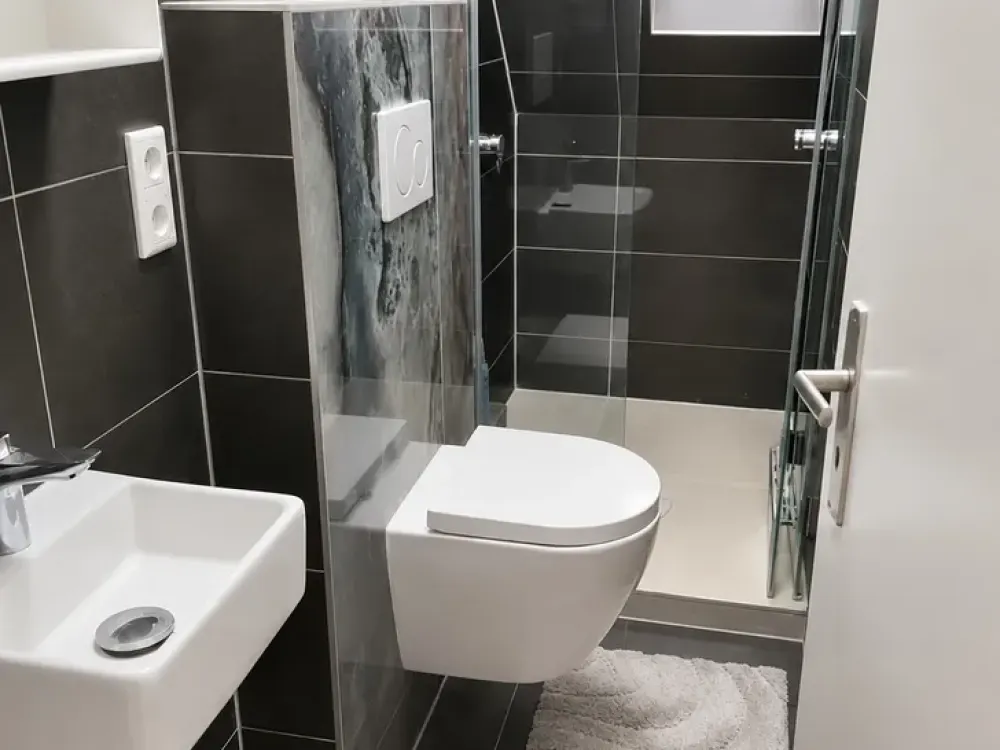 Charmant möblierte Zweizimmerdachgeschosswohnung mit EBK