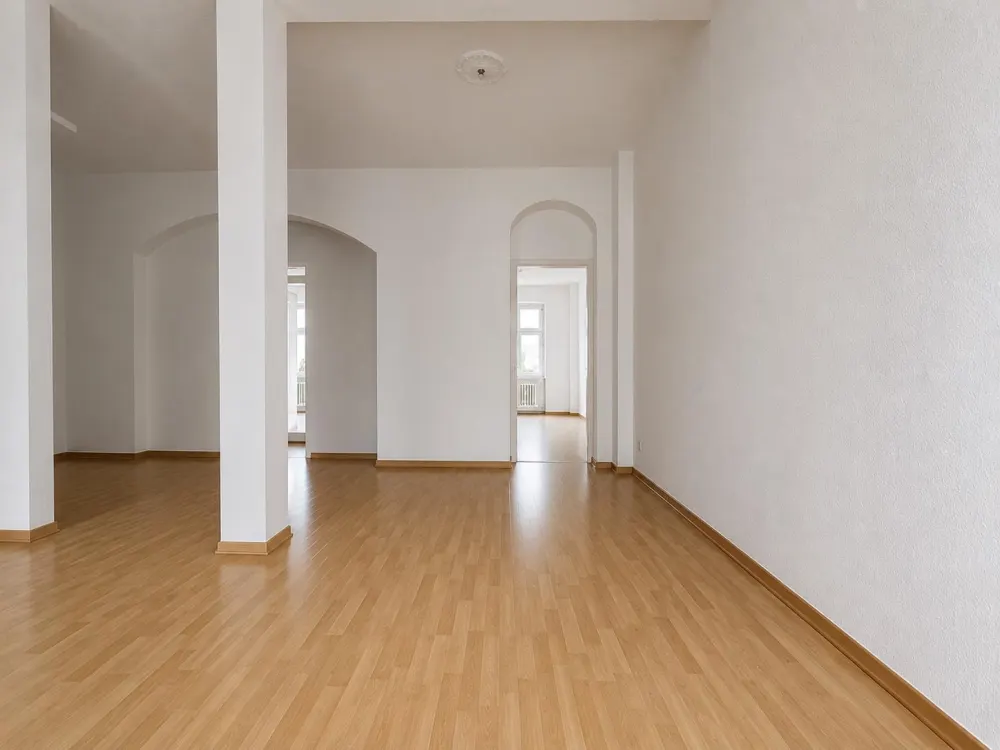 Helle 2-Zimmerwohnung mit EBK, Wanne, Balkon, Stellplatz