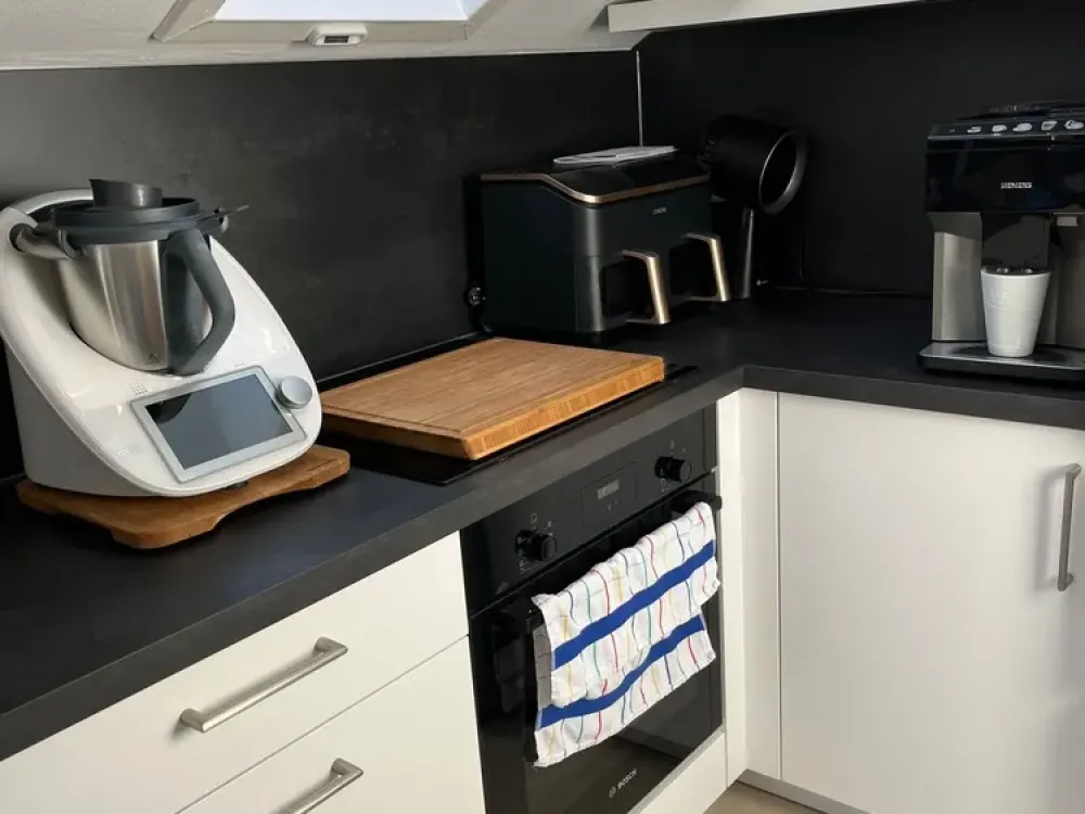 Stilvoll modernisiert: 2-Zimmer-Dachgeschosswohnung in Weinstadt