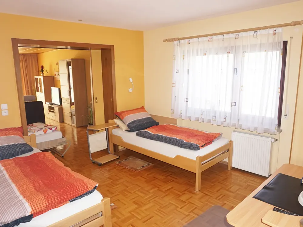 Voll möblierte 2,5-Zimmer-Wohnung mit Garage in Bestlage von Waldperlach