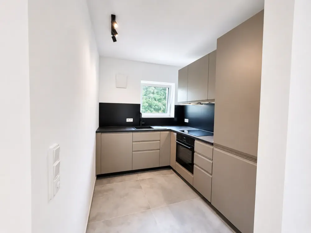 Cologne-Müngersdorf || Bright 4-Room Apartment with Built-in Kitchen & Terrace