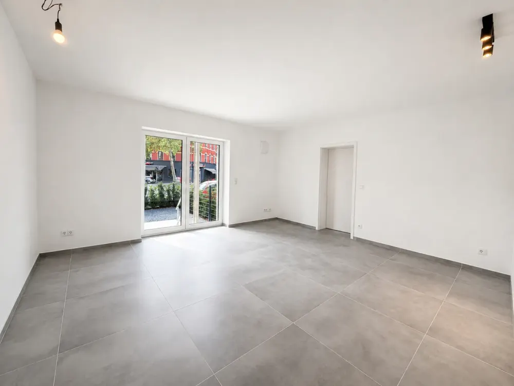 Cologne-Müngersdorf || Bright 4-Room Apartment with Built-in Kitchen & Terrace