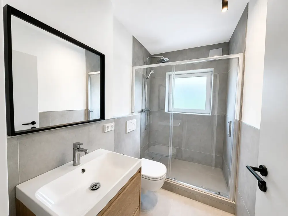 Cologne-Müngersdorf || Bright 4-Room Apartment with Built-in Kitchen & Terrace