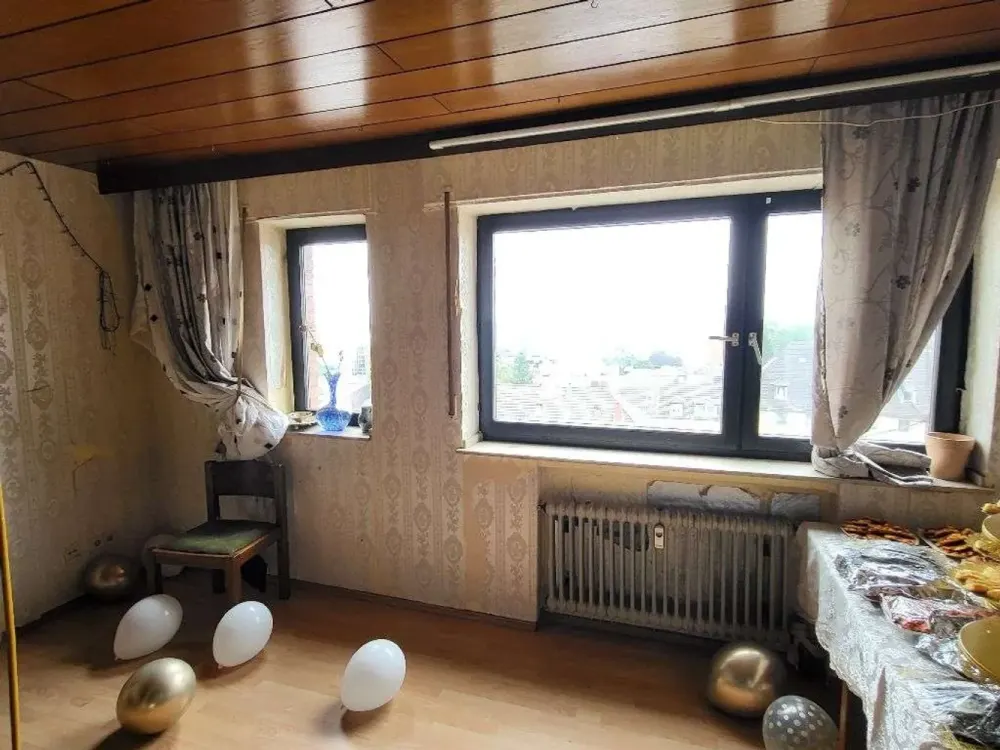 Geräumige 4-Zi.-Wohnung mit Einbauküche und Balkon