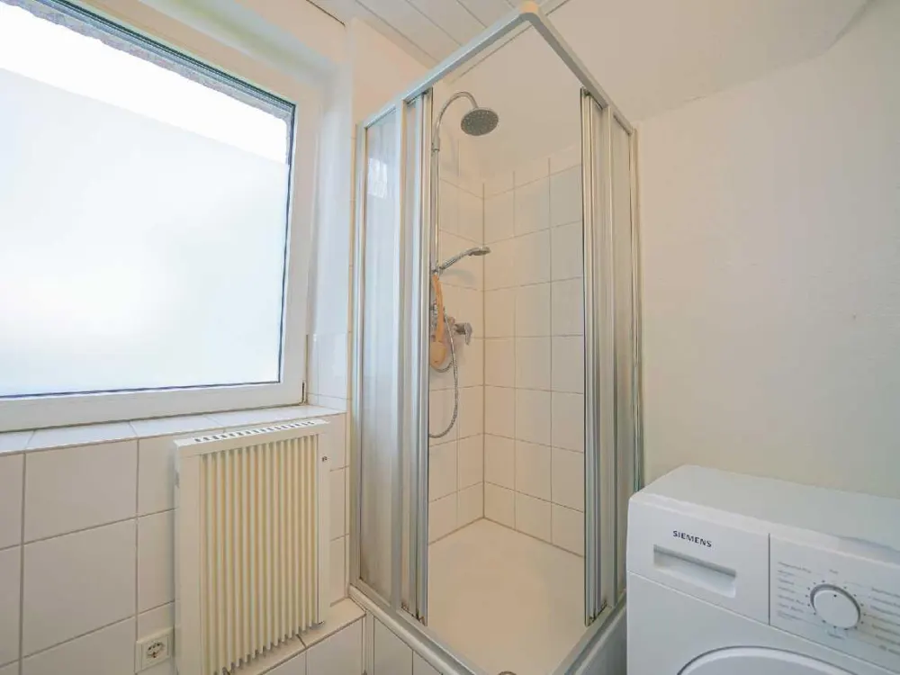Ratingen-Ost: Helle 2-Zimmer-Wohnung mit Einbauküche und Gartenmitbenutzung