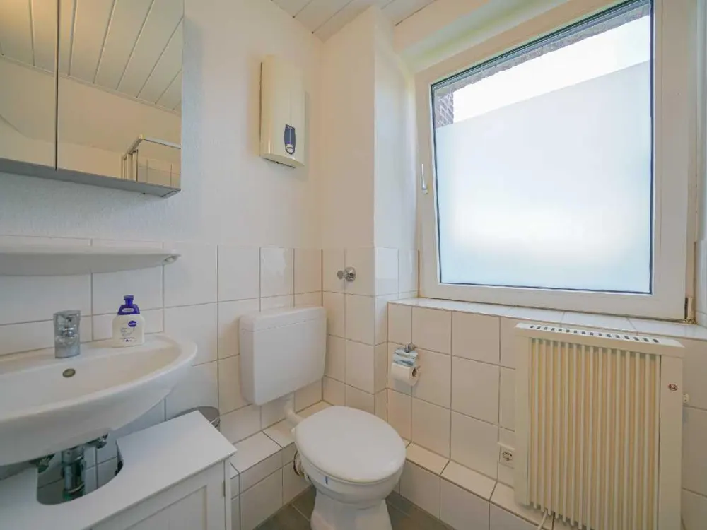 Ratingen-Ost: Helle 2-Zimmer-Wohnung mit Einbauküche und Gartenmitbenutzung