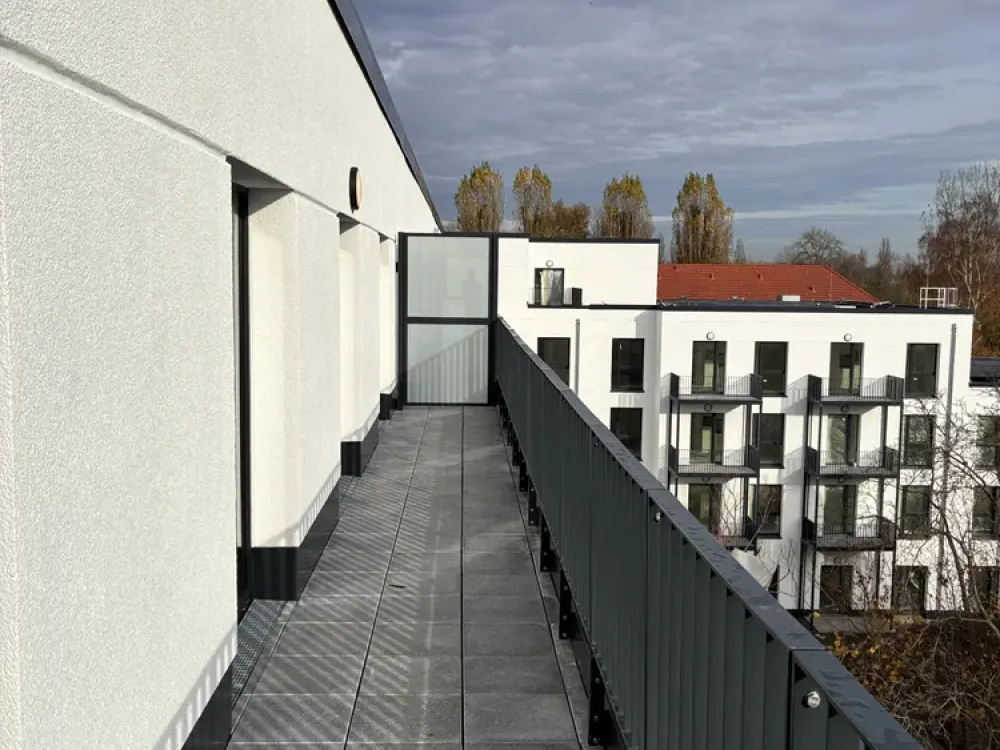 Neubau-Dachgeschoss mit Einbauküche und Terrasse