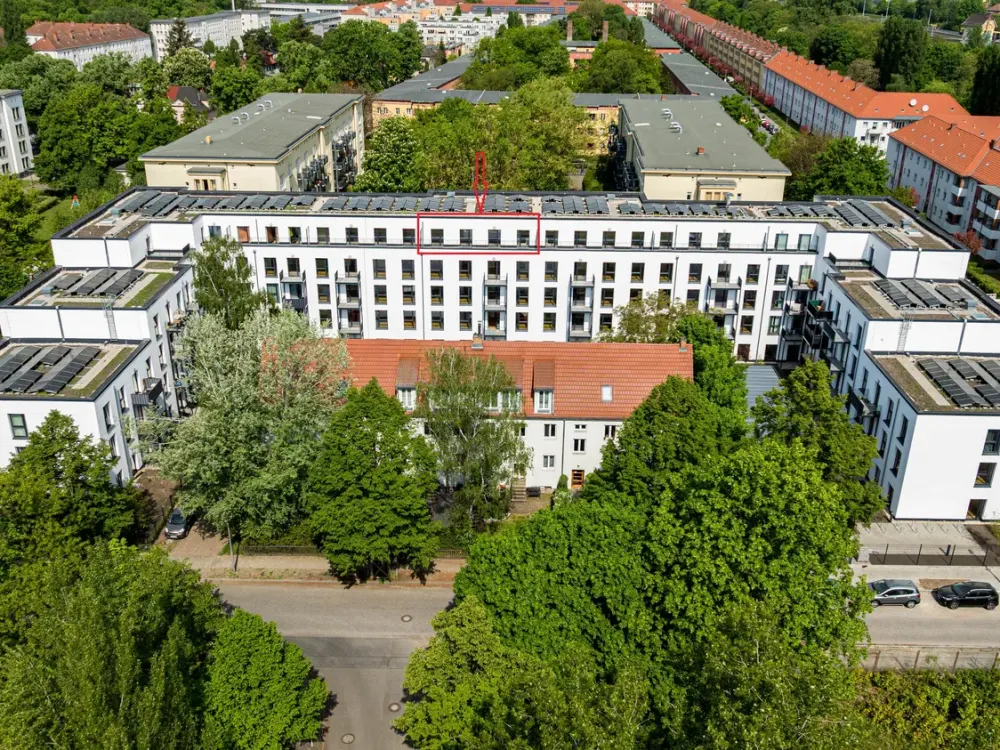 Neubau-Dachgeschoss mit Einbauküche und Terrasse