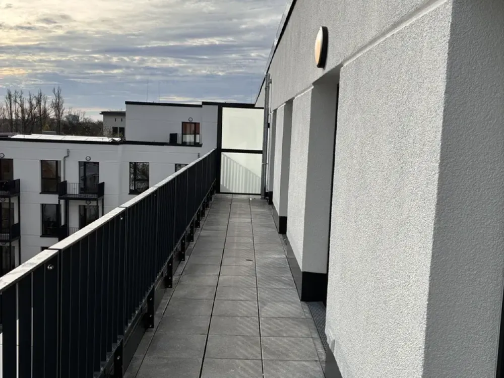 Neubau-Dachgeschoss mit Einbauküche und Terrasse