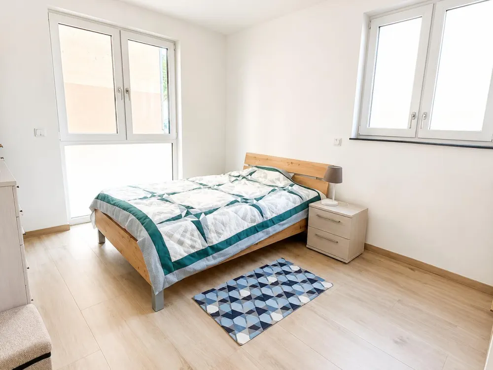 Stilvoll möbliert & neuwertig, 2-Zimmer-Wohnung mit Südterrasse