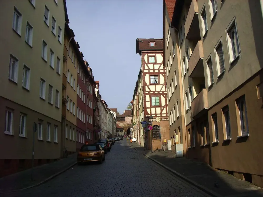 Schön Wohnen im Burgviertel ! 2-Zimmer-Wohnung mit kleinem Balkon in der Albrecht-Dürer-Straße