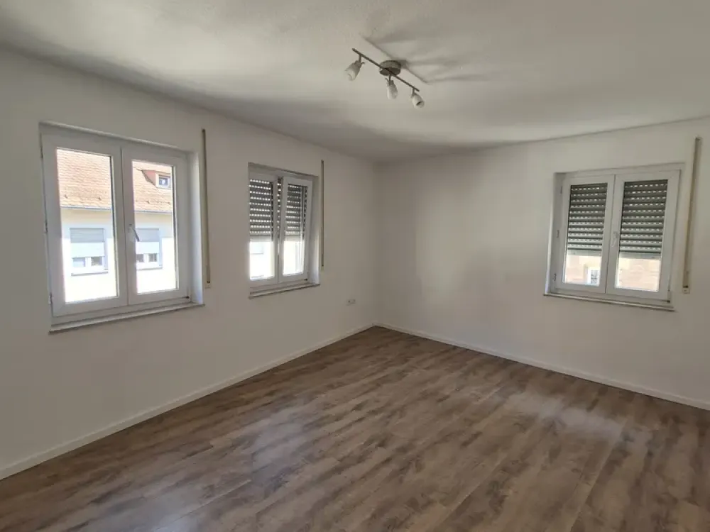 Schön Wohnen im Burgviertel ! 2-Zimmer-Wohnung mit kleinem Balkon in der Albrecht-Dürer-Straße