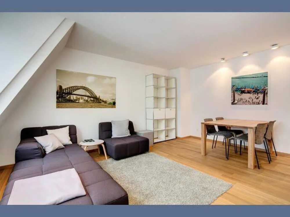 Möbliert: Stilvolle, helle 2-Zimmer-Wohnung in ruhiger Lage nahe Rotkreuzplatz