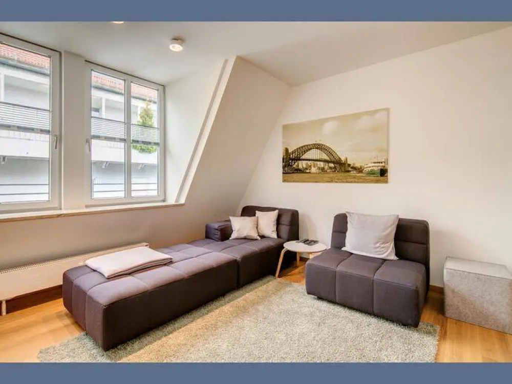 Möbliert: Stilvolle, helle 2-Zimmer-Wohnung in ruhiger Lage nahe Rotkreuzplatz