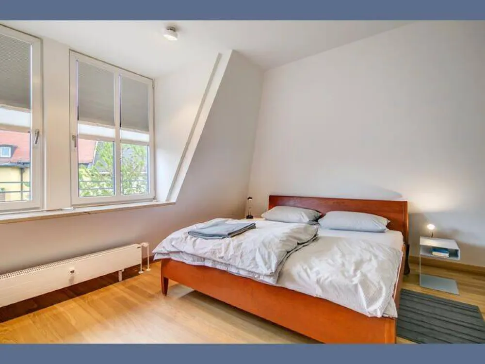 Möbliert: Stilvolle, helle 2-Zimmer-Wohnung in ruhiger Lage nahe Rotkreuzplatz