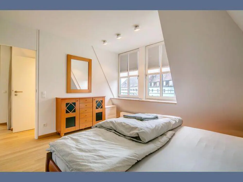 Möbliert: Stilvolle, helle 2-Zimmer-Wohnung in ruhiger Lage nahe Rotkreuzplatz