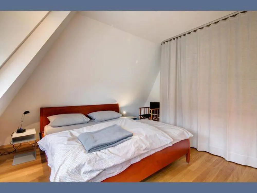 Möbliert: Stilvolle, helle 2-Zimmer-Wohnung in ruhiger Lage nahe Rotkreuzplatz