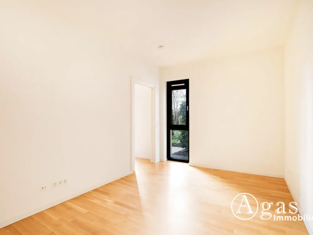 Toll geschnittene 2 Zimmer Erdgeschoss Wohnung mit ca. 52m², EBK und eigener Terrasse in Berlin-Mitt