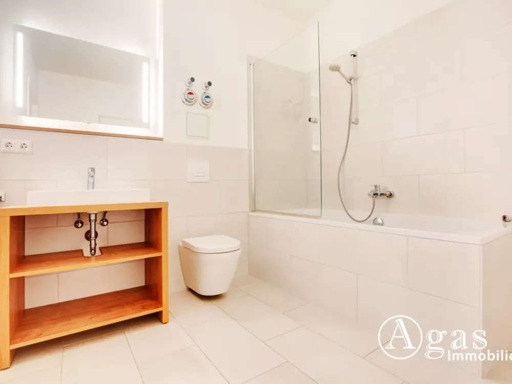 Toll geschnittene 2 Zimmer Erdgeschoss Wohnung mit ca. 52m², EBK und eigener Terrasse in Berlin-Mitt