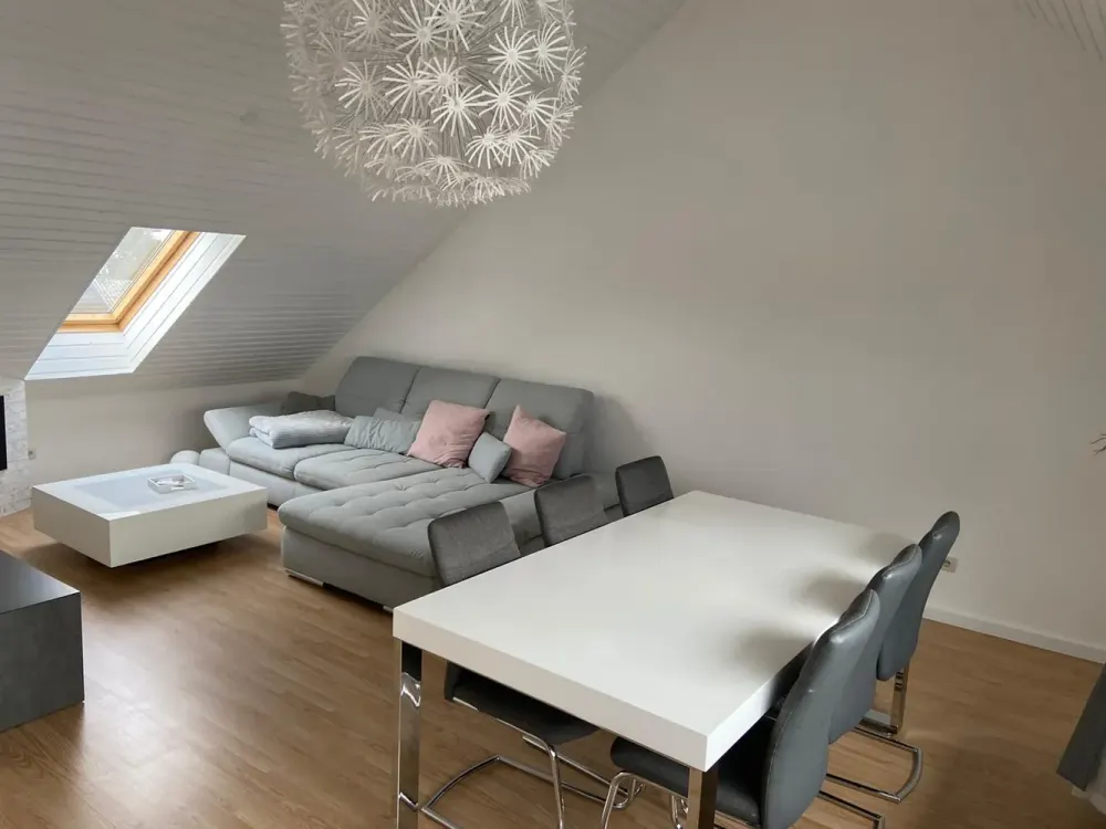 Schöne 3-Zimmer-Dachgeschosswohnung mit Balkon und EBK in Fuldabrück für solvente Mieter