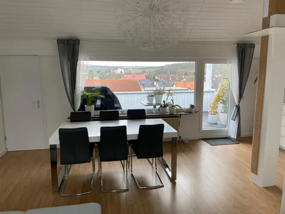 Schöne 3-Zimmer-Dachgeschosswohnung mit Balkon und EBK in Fuldabrück für solvente Mieter