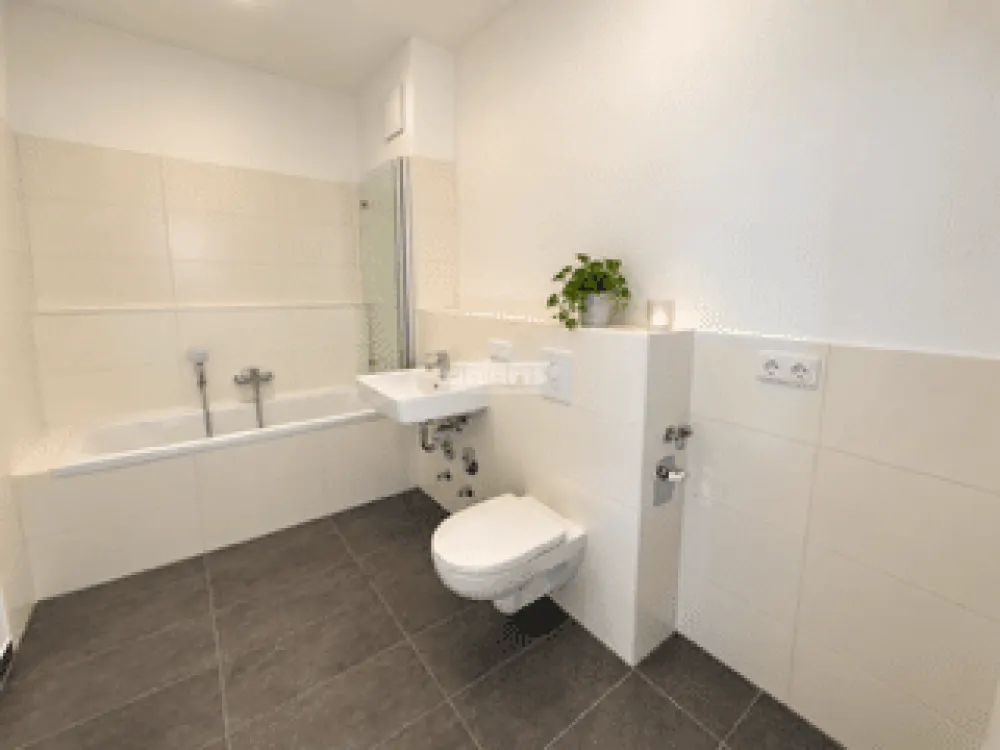 antaris Immobilien GmbH **Gut geschnittene 2-Zimmer-Wohnung mit Balkon und Wannenbad**