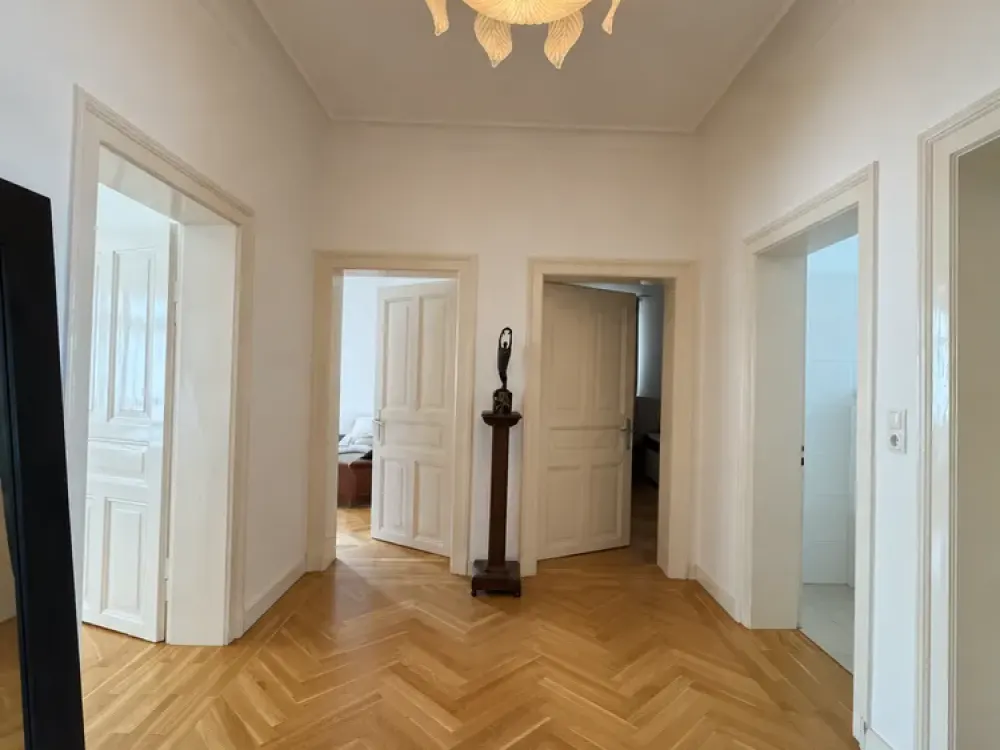 Traumhafte 4-Zimmer-Altbauwohnung mit 2 Balkonen in Stuttgart-West, Nachmieter gesucht